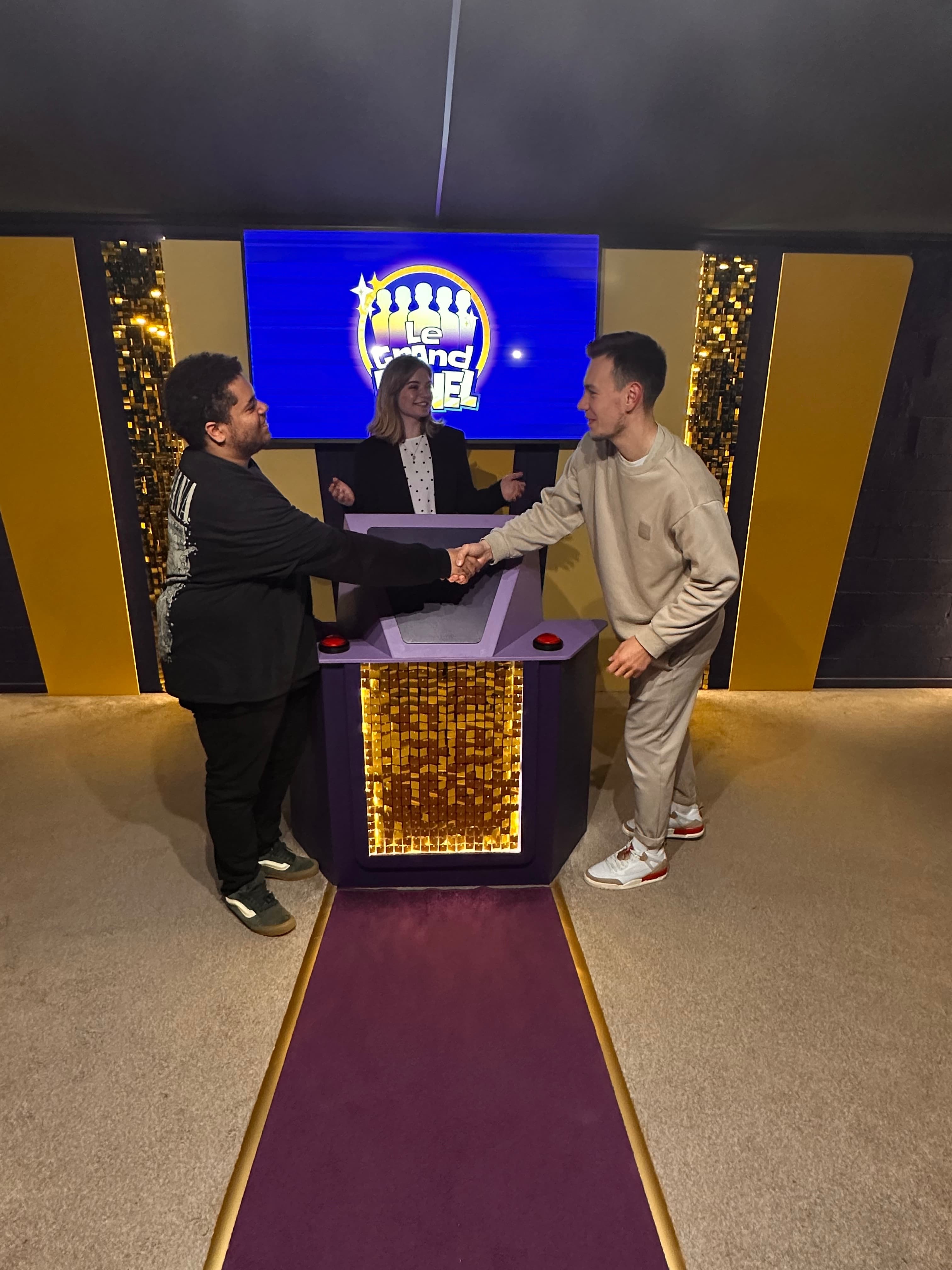 Deux équipes face à face sur le plateau du Grand Panel